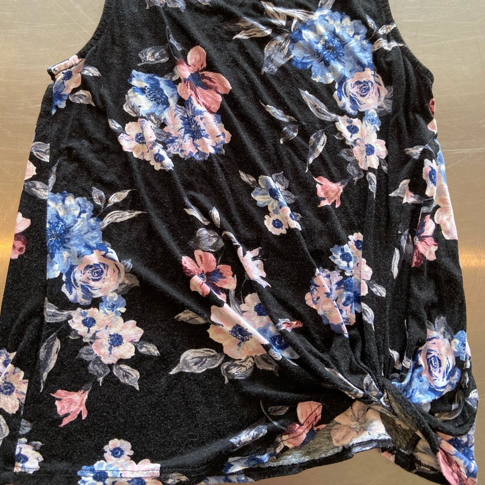 Sleeveless floral top by Pomelo